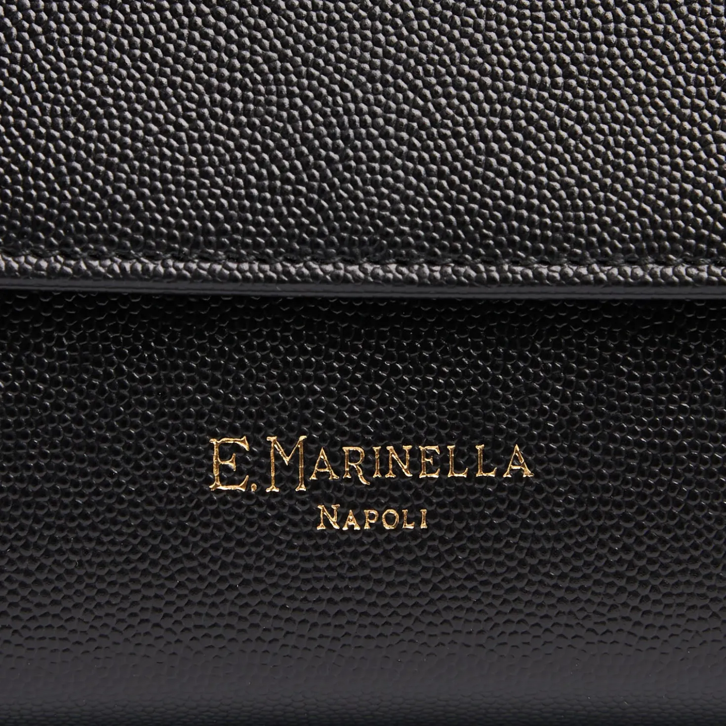 CLUTCH BAG NERA In pelle bottolata